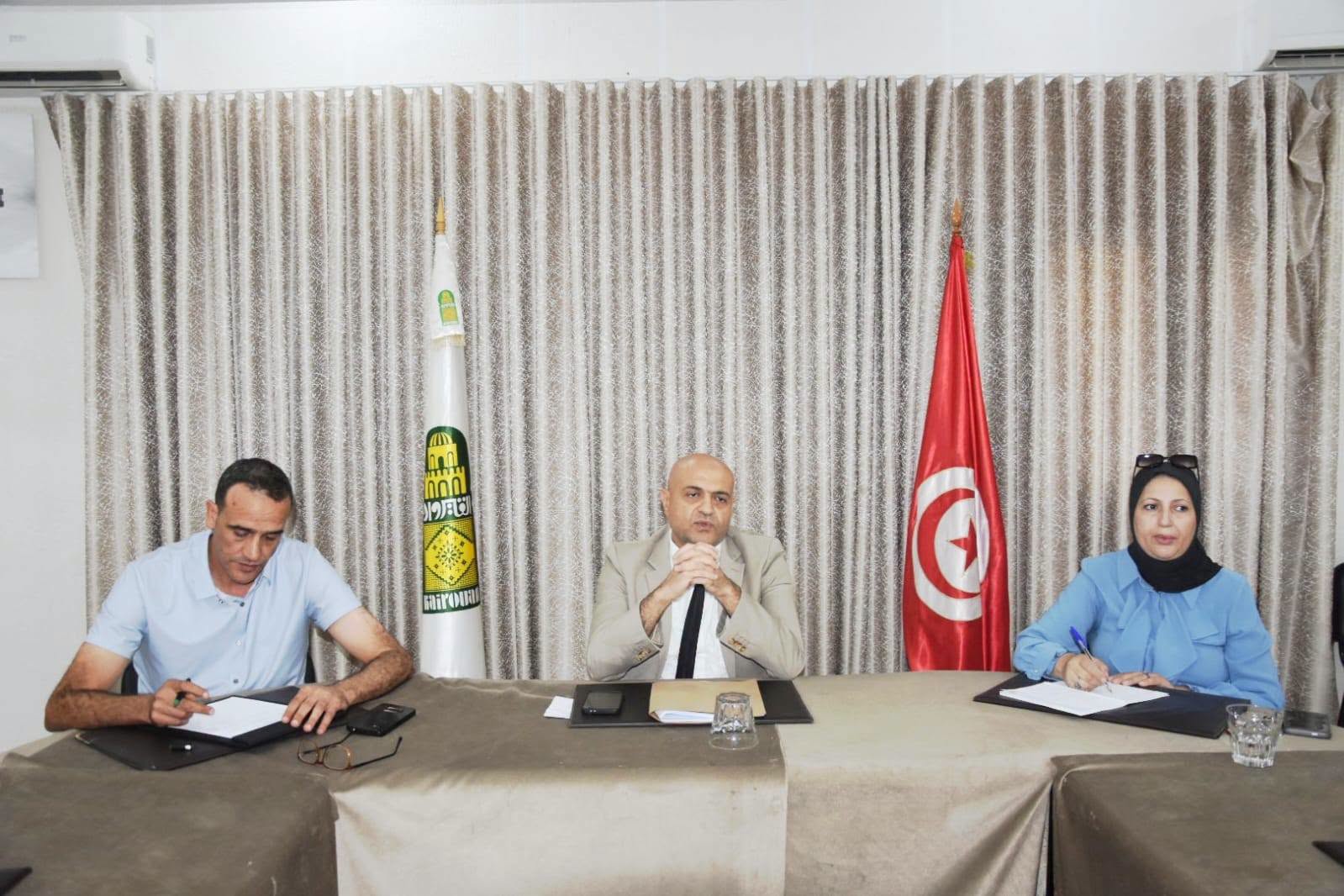 التسريع لاجراءات اعادة تسويغ المحلات التجارية بالسوق البلدي الحجام وتهيئة السوق محور اهتمام خلال جلسة عمل بمقر الولاية