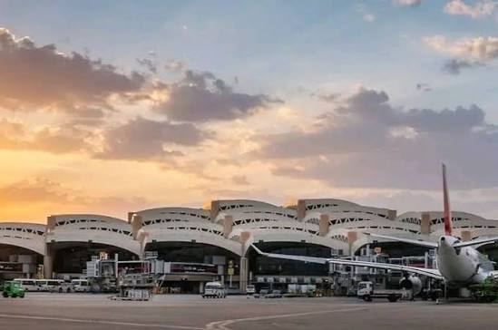 السعودية: تمديد إغلاق مطار الرياض