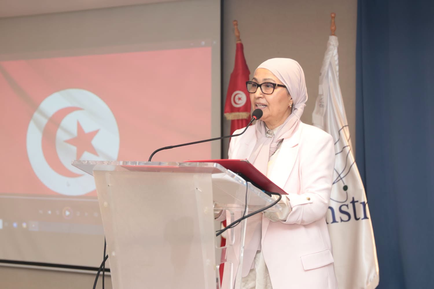 وزيرة المرأة تطلع على مشروع فلاحي مندمج لمنتفعة بالبرنامج الوطني "رائدات" بسليانة