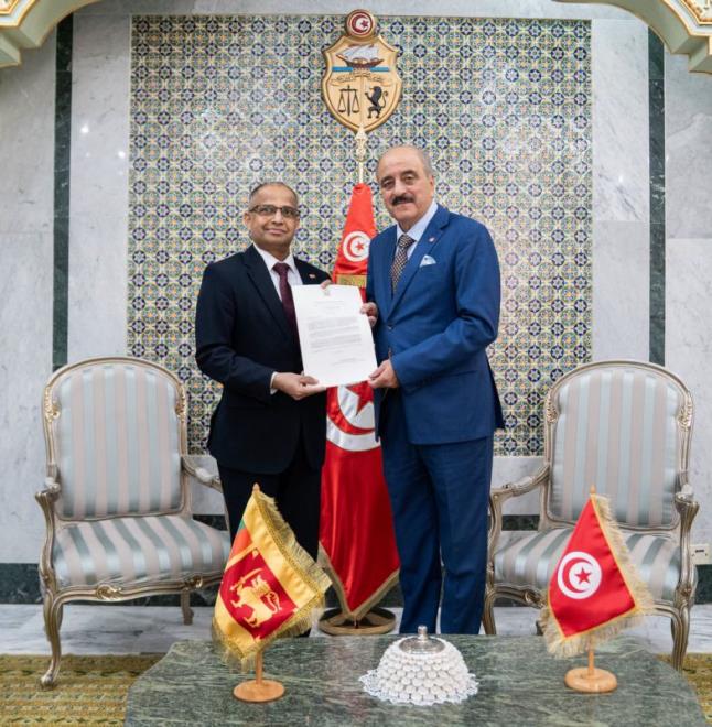 وزير الخارجية يتلقى نسخة من أوراق اعتماد سفير سريلانكا الجديد لدى تونس