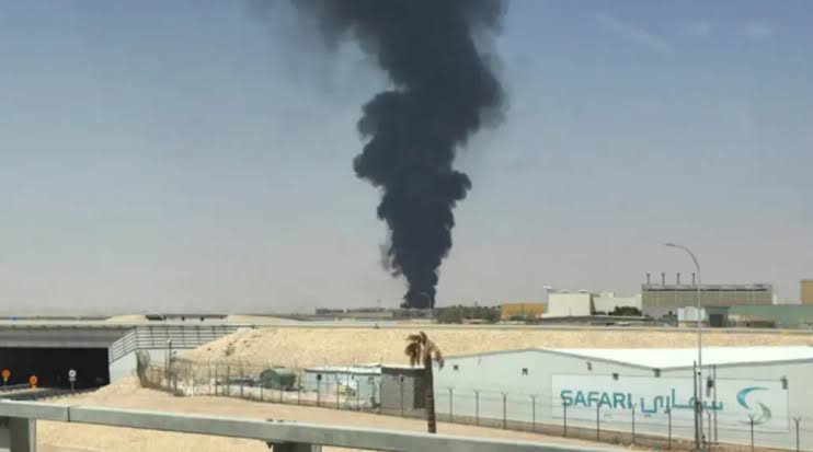 الحوثيون يعلنون استهداف مطار الرياض بصاروخ باليستي