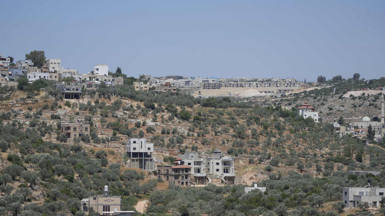مستوطــ نون يهاجمون دبلوماسيين أوروبيين ومدنيين فلسطــ ينيين في الضفة الغربية