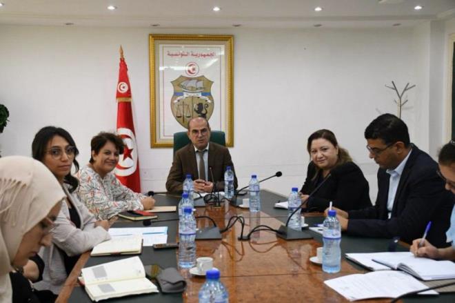 "لجنة القيادة بوزارة الصناعة تصادق على الميثاق البياني لعلامة "صنع في تونس