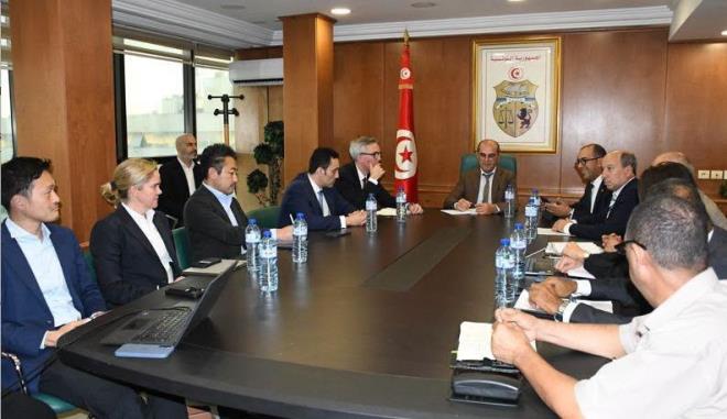 وزير التجهيز والإسكان يبحث مع مستثمرين اجانب تعزيز التعاون في مجال الطاقات المتجددة