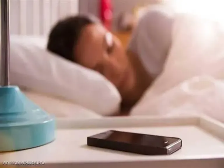 هل تضع هاتفك بجوارك أثناء النوم؟.. 3 مخاطر صحية قد تفاجئك