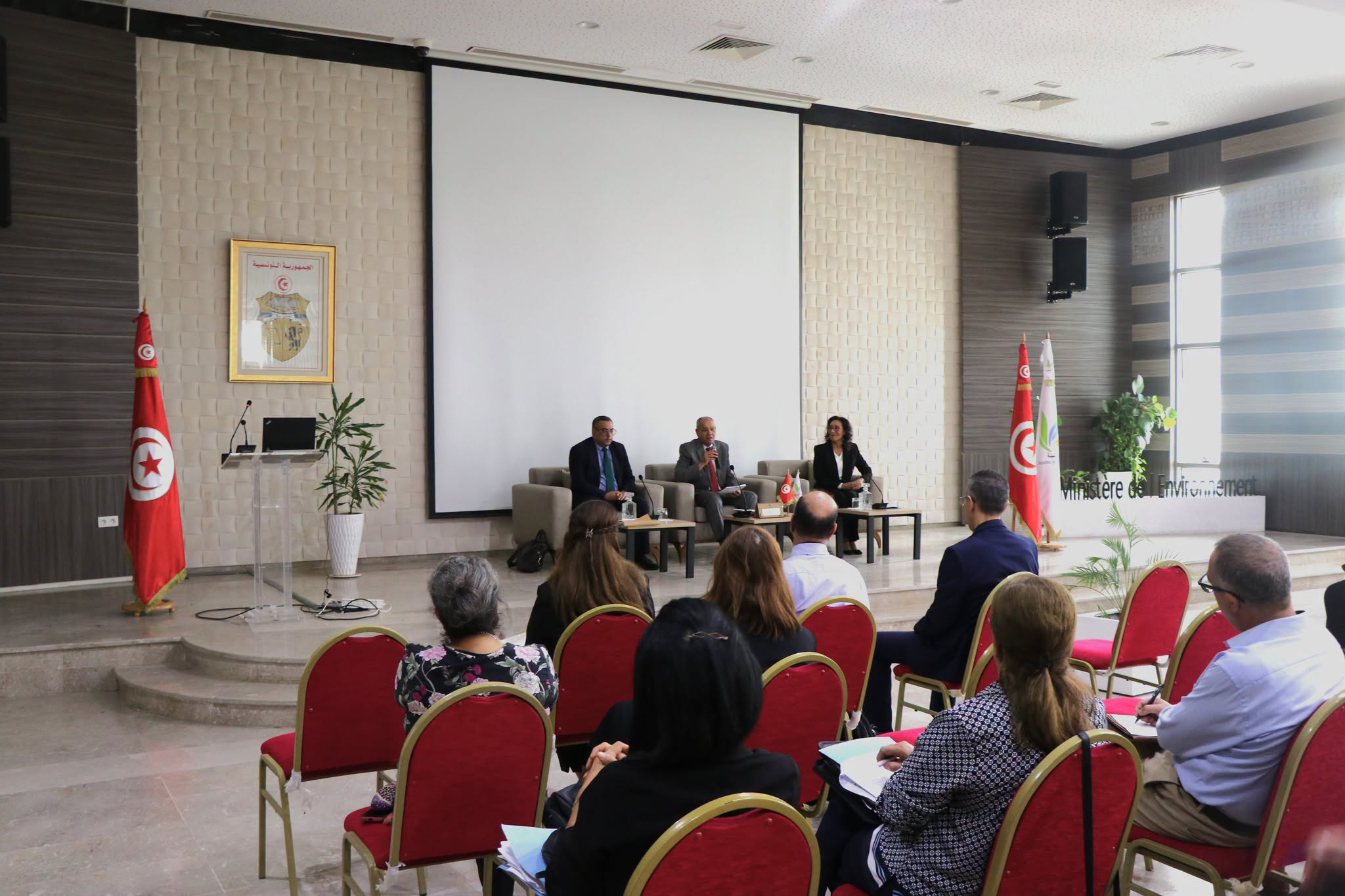 وزير البيئة يشرف على جلسة عمل حول استراتيجية حوكمة وزارة البيئة والمؤسسات الراجعة إليها بالنظر