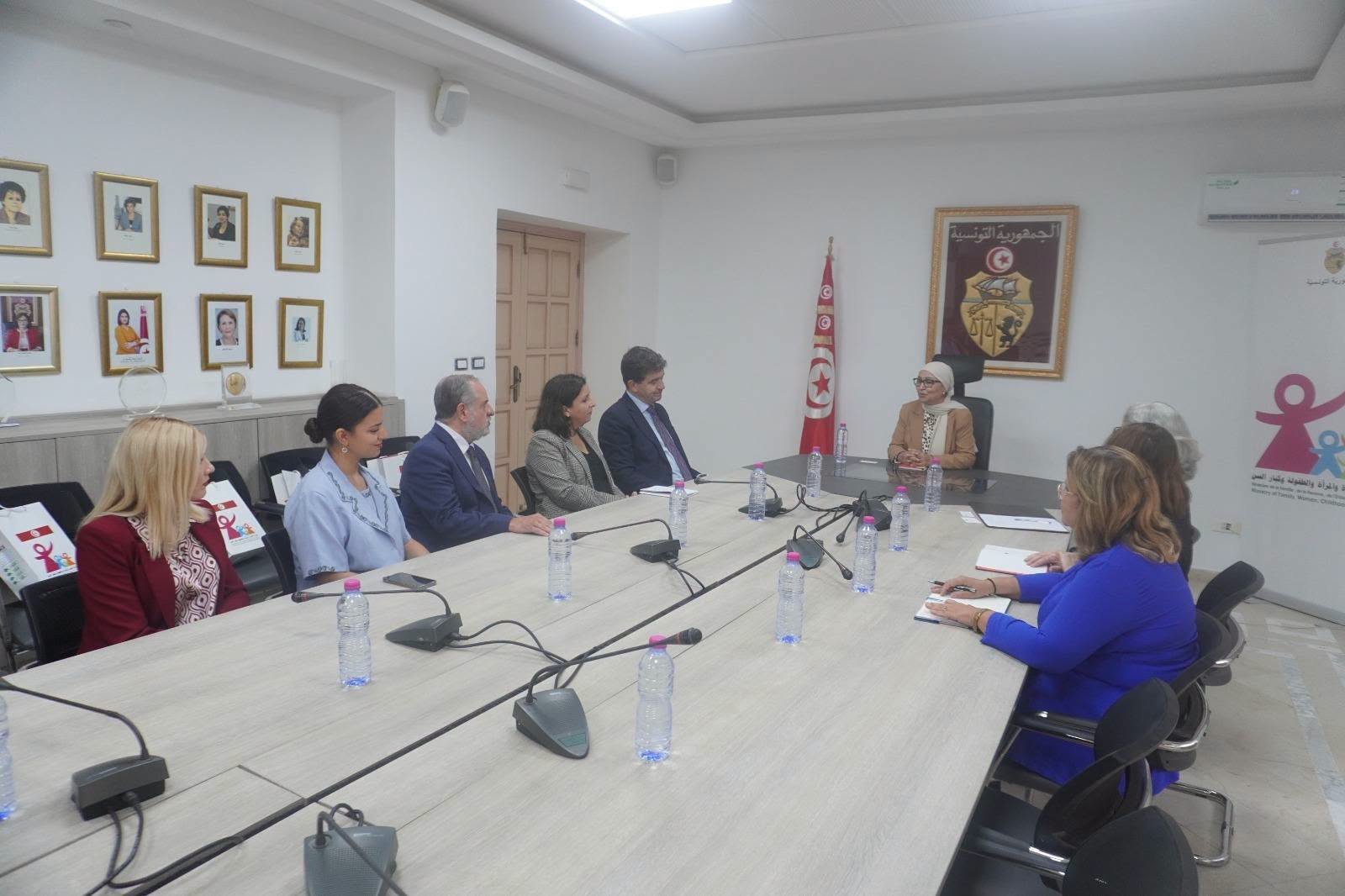 بحث التعاون بين وزارة الأسرة ومؤسسة " النساء من أجل افريقي"ا الاسبانية في مجالات تمكين المرأة