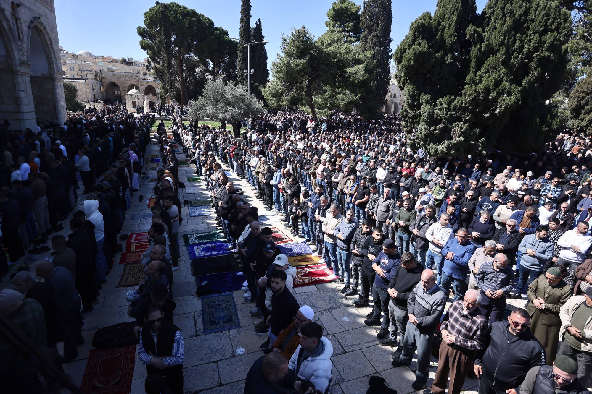 فلسطين : عشرات الآلاف يؤدون صلاة الجمعة في المسجد الأقصى رغم عوائق الاحتلال الصهيوني