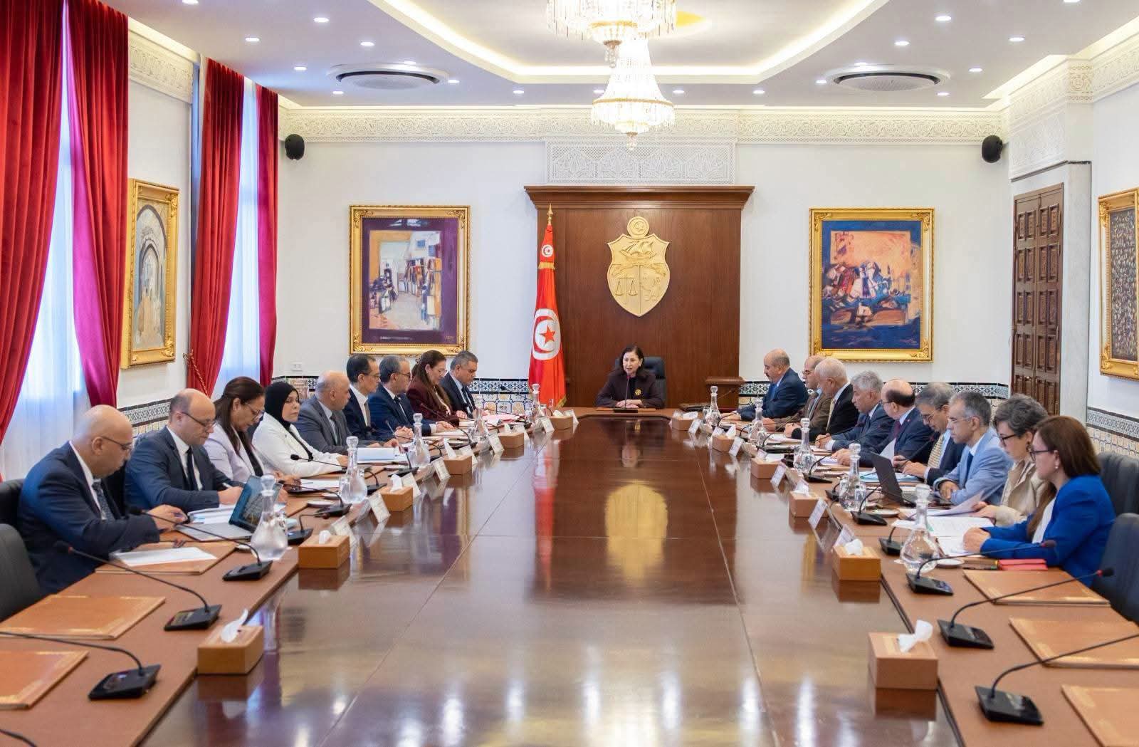  متابعة تنفيذ الإجراءات الخاصة بإنجاح موسم زيت الزيتون 2026-2027 محور مجلس وزاري مضيق
