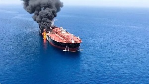 الحرس الثوري الإيراني: اندلاع حريق في ناقلتين "مخالفتين" بعد اصطدامهما بألغام في مضيق هرمز