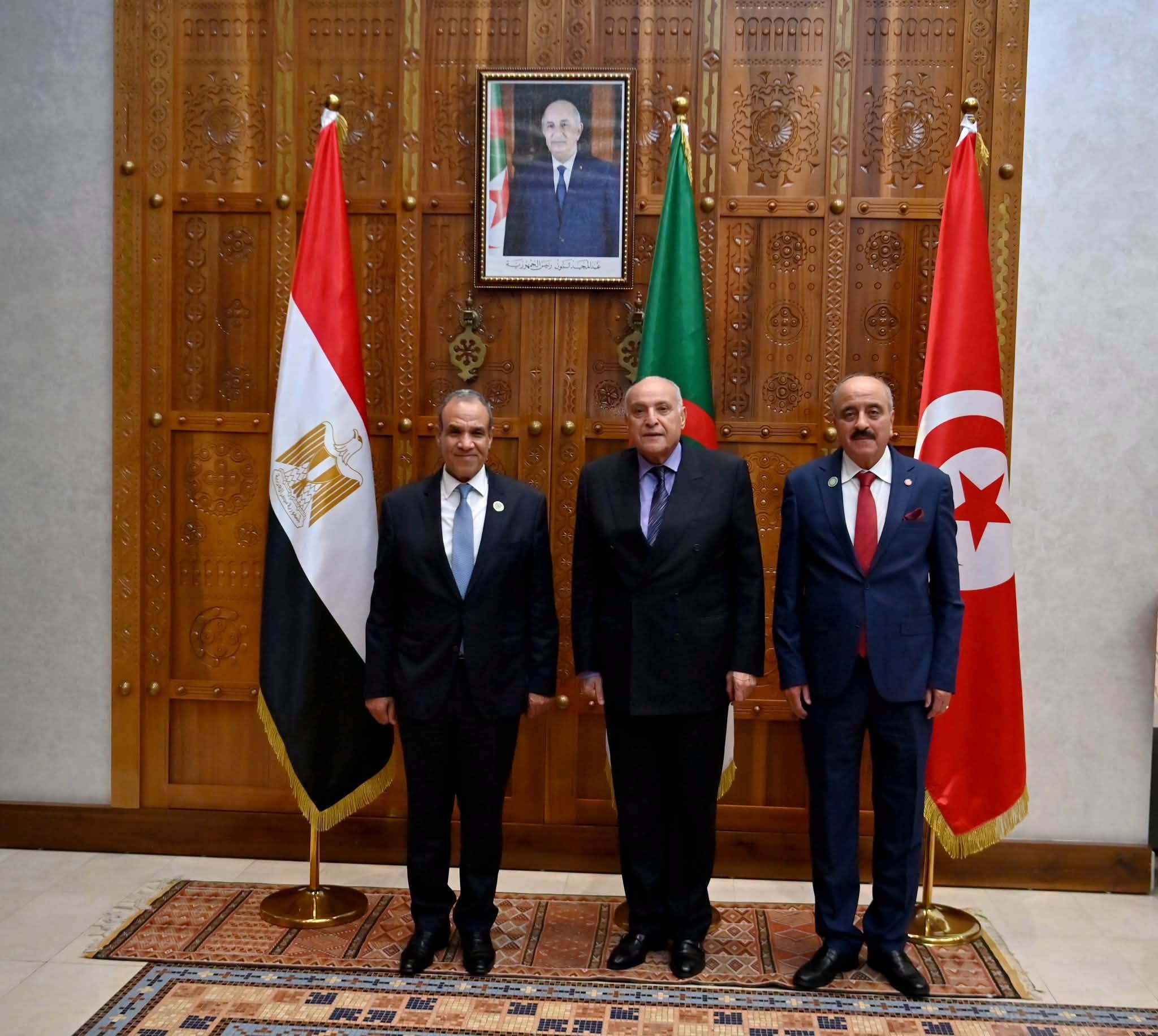 وزير الشؤون الخارجية والهجرة والتونسيين بالخارج يؤكد على أهمية آلية التشاور الثلاثي في أشغال اجتماع آلية التشاور الثلاثي حول ليبيا