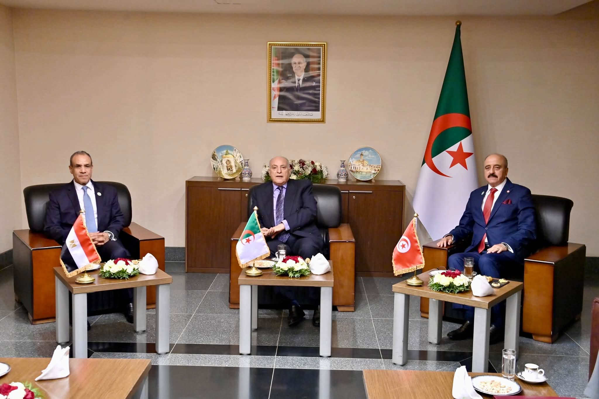 وزير الخارجية يؤكد على أهمية آلية التشاور الثلاثي في أشغال اجتماع آلية التشاور الثلاثي حول ليبيا.