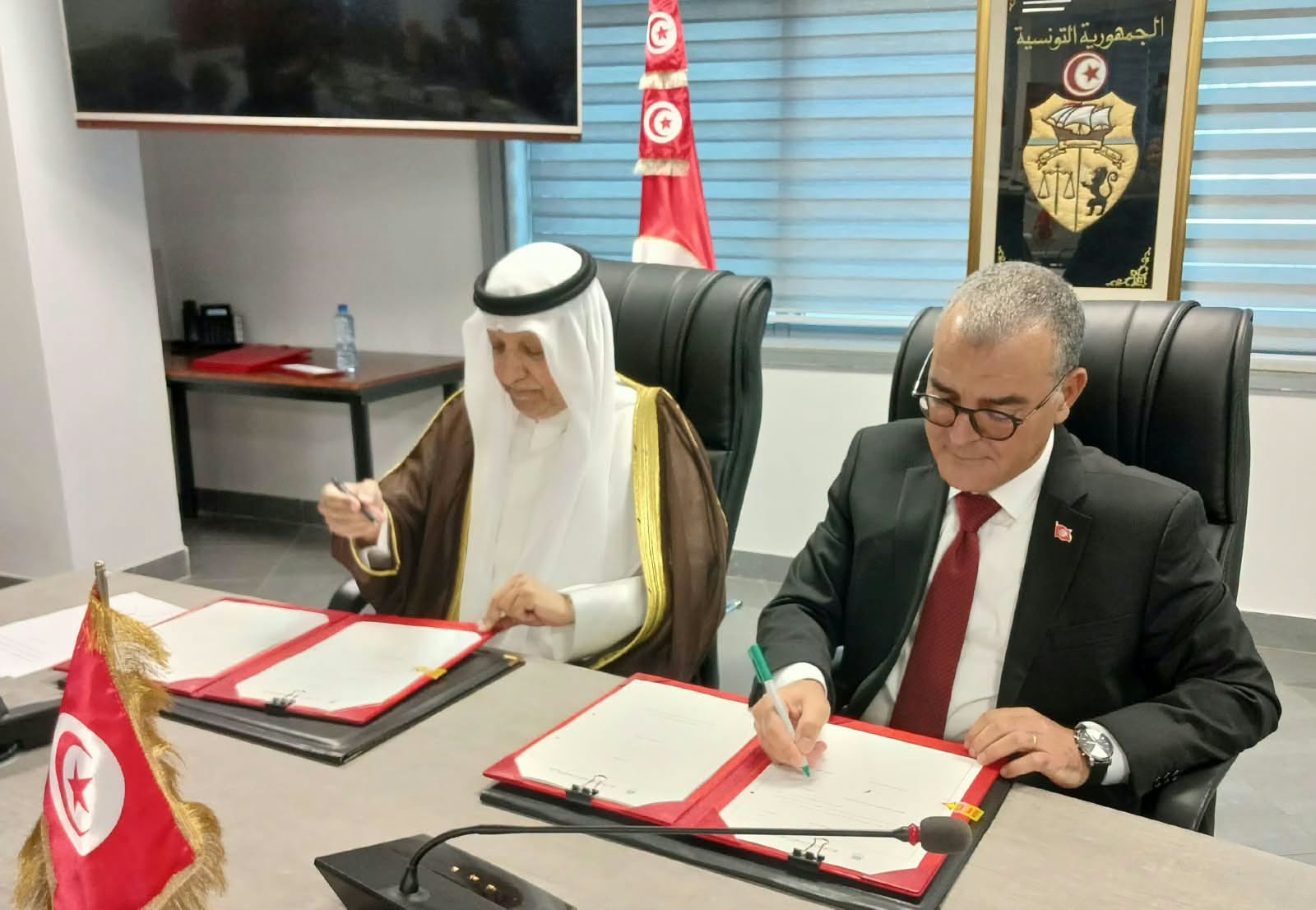 وزير الإقتصاد والمدير العام للصندوق العربي للانماء الإقتصادى والاجتماعى يوقعان على اتفاقيتى تمويل.