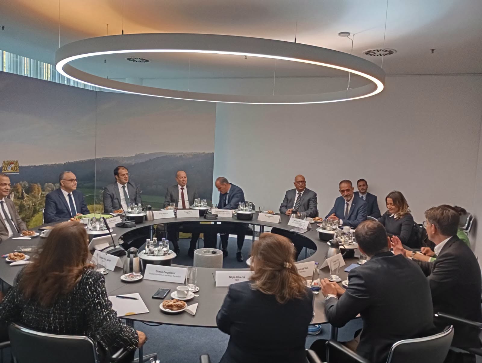 وفد تونسي رفيع المستوى في ميونيخ يلتقي بالمسؤول عن الشؤون الأوروبية والعلاقات الدولية بالمستشارية البافارية