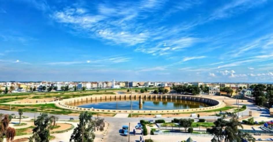 سحب عابرة و تكون أحيانا كثيفة بأقصى الشمال الغربي