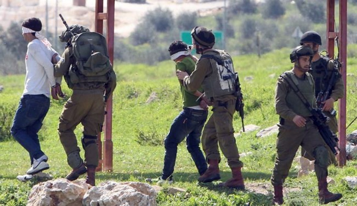 فلسطين: قوات الاحتلال الصهيوني تعتقل ما لا يقل عن 21 فلسطينيا من الضفة الغربية