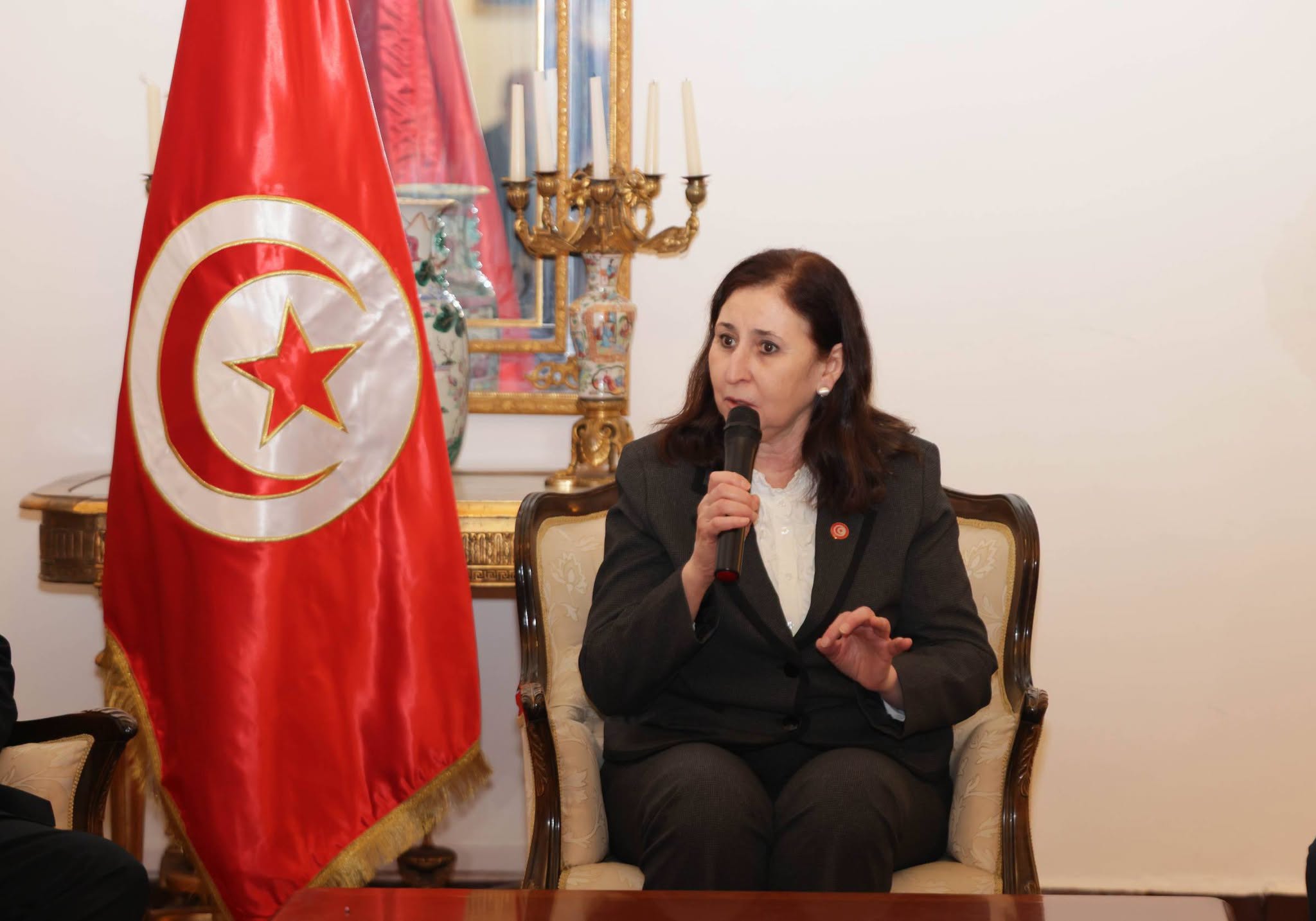 رئيسة الحكومة تلتقي أفراد الجالية التونسية بروسيا
