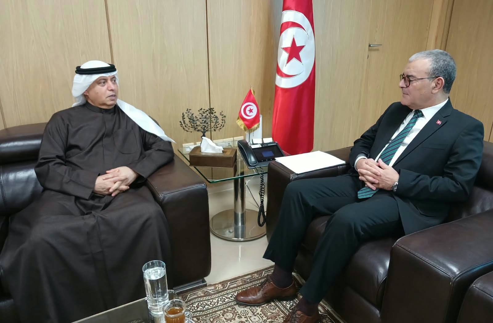 وزير الإقتصاد ورئيس الهيئة العربية للإستثمار والإنماء الزراعي يتباحثان فرص تعزيز الإستثمار والشراكة.