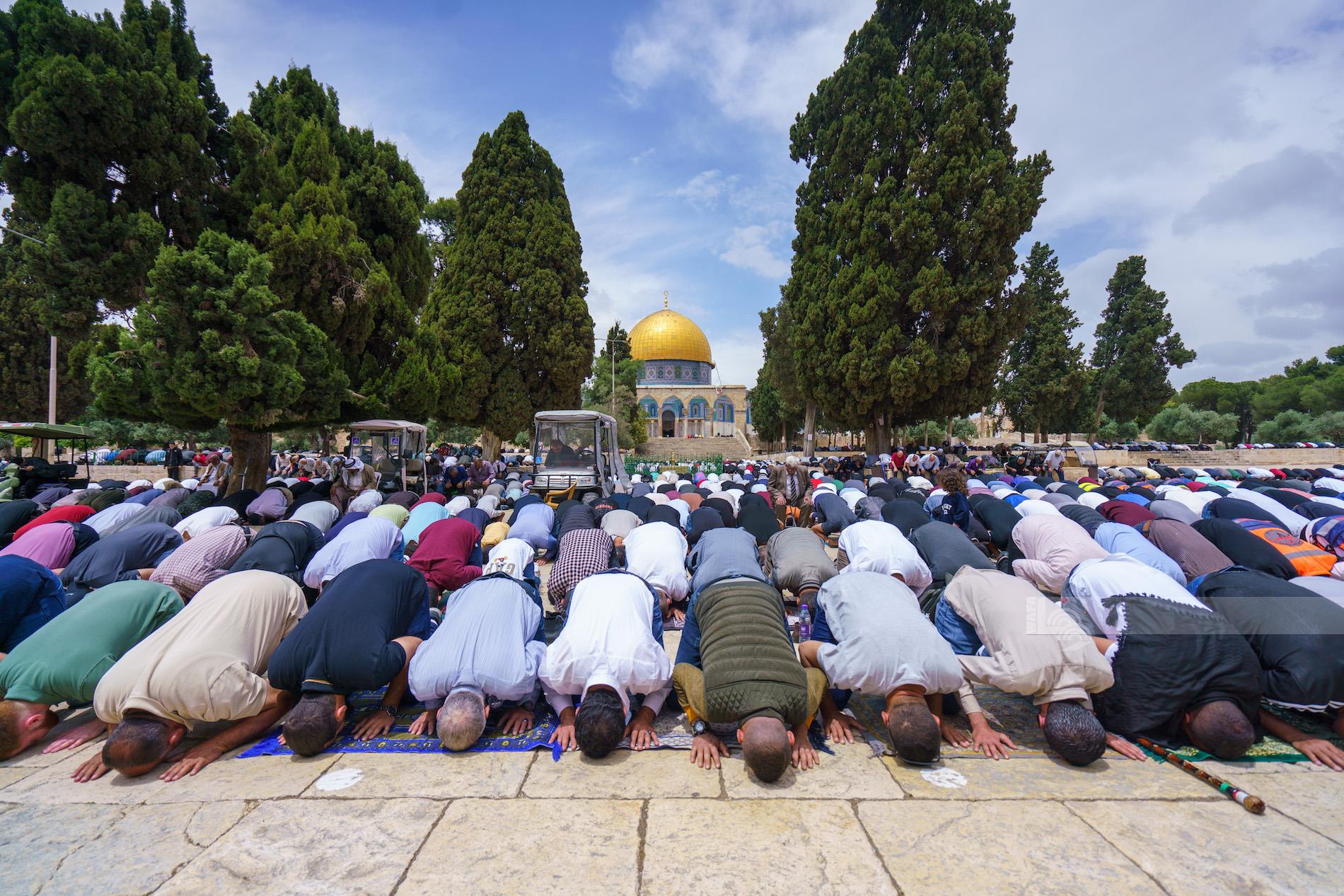 فلسطين : عشرات الآلاف يؤدون صلاة الجمعة في المسجد الأقصى المبارك