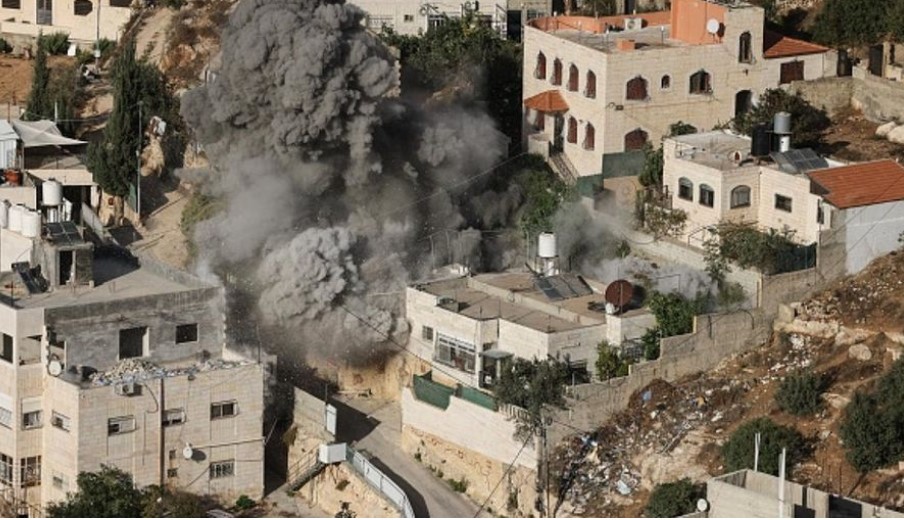 الاحتلال الصهيوني يفجر منزلين وينكل بعشرات الفلسطينيين في الخليل