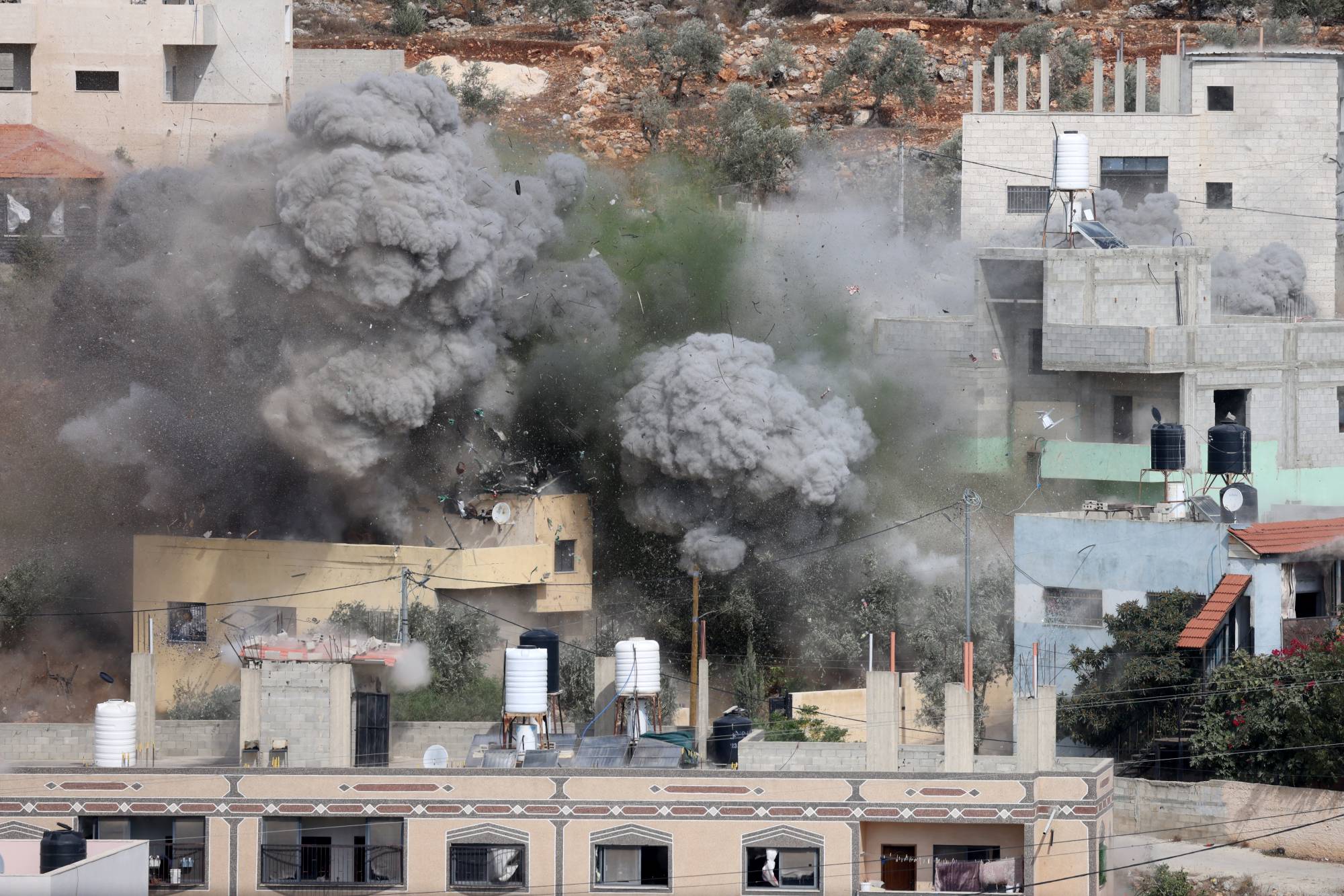 الجيش الصهيوني يفجر منزلي فلسطينيين في الخليل