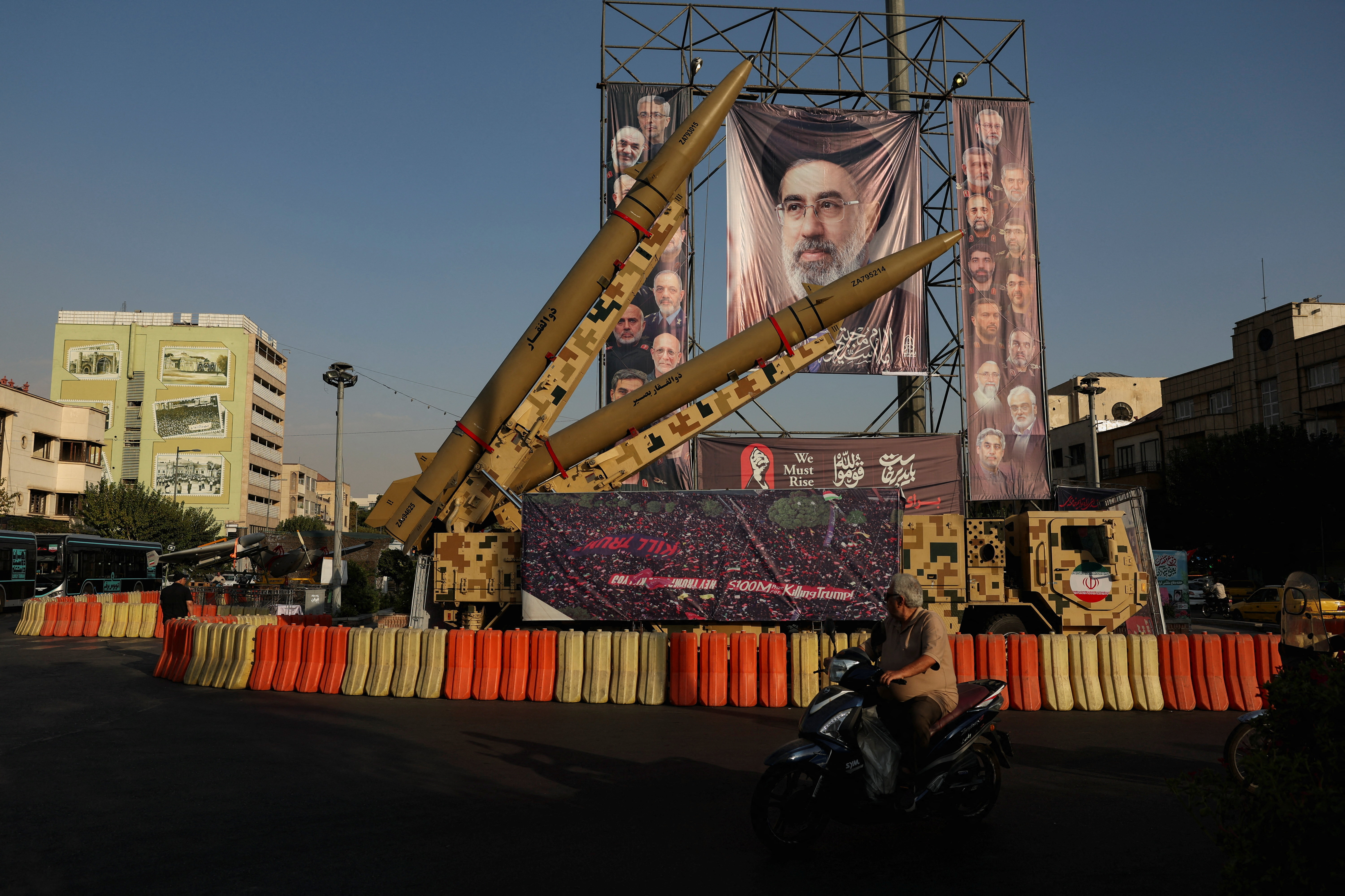 خامنئي يأمر الجيش بالرد "دون قيود جغرافية" على أي تهديدات جديدة